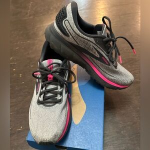 Brooks Trace 2, Size 9.5, color: Oyster Ebony Pink